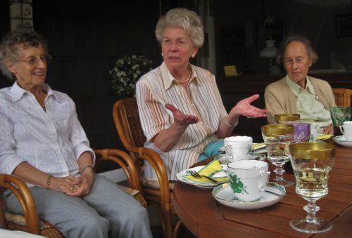 Пожилые общаются во время чаепития