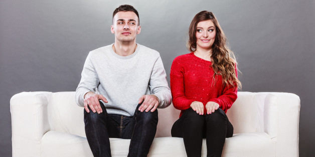 мужчина и женщина сидят на диване