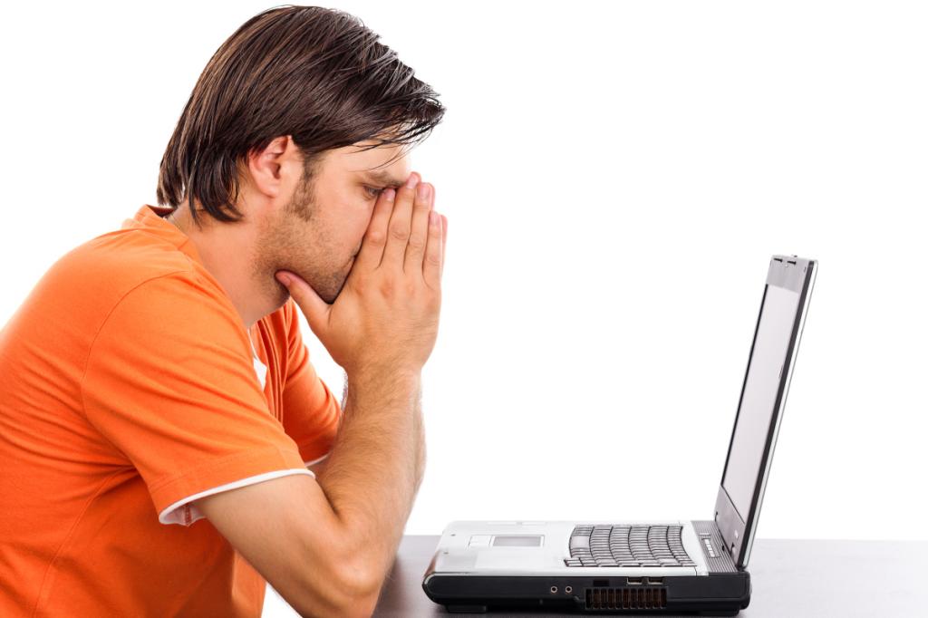 Расстроенный мужчина перед компьютером