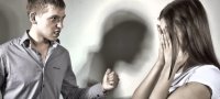 Почему мужчина бьет женщину: причины и последствия
