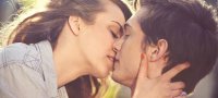 Парень целует девушку в губы и в другие места — что это значит?