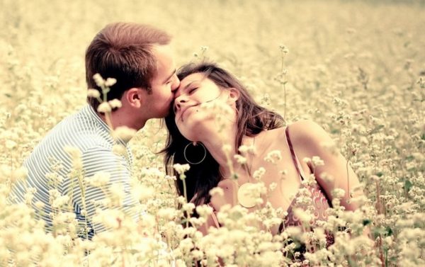 Влюблённая пара в цветущем поле