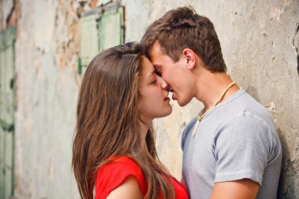 Парень и девушка целуются