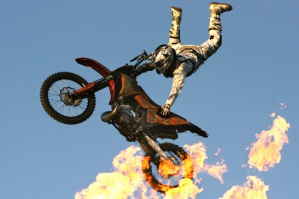 Каскадёр на горящем мотоцикле