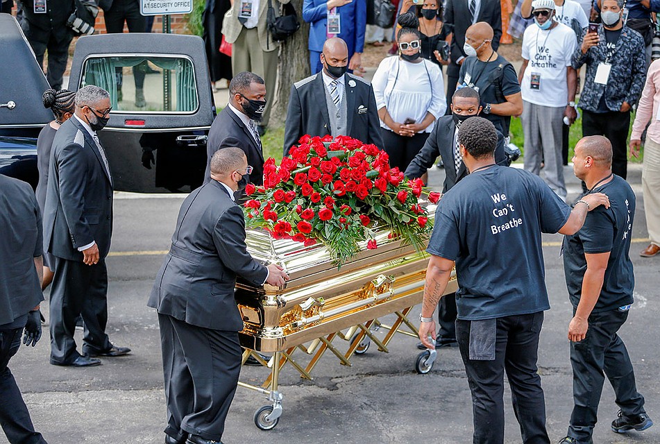 Позолоченный гроб Джорджа Флойда загружают в катафалк. Фото: REUTERS