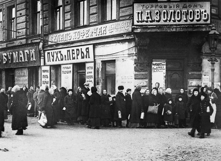 ​Очередь у продовольственного магазина. Петроград, 1917 год. ria.ru - Кому щи пусты, а кому жемчуг мелок 
