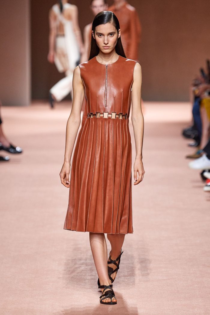 Модное кожаное платье 2020 из коллекции Hermès